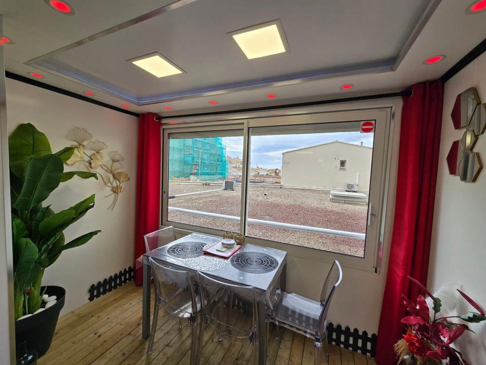 View (from property/room), Seating area, Dining area