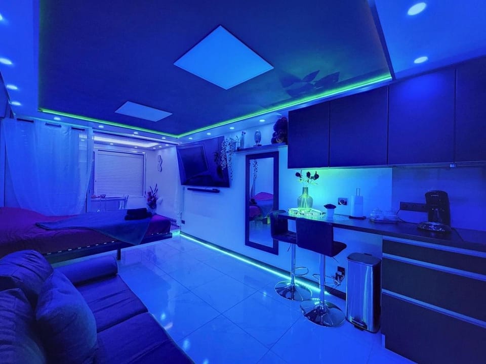 Bed, Living room, Photo of the whole room, Seating area, minibar, stove
