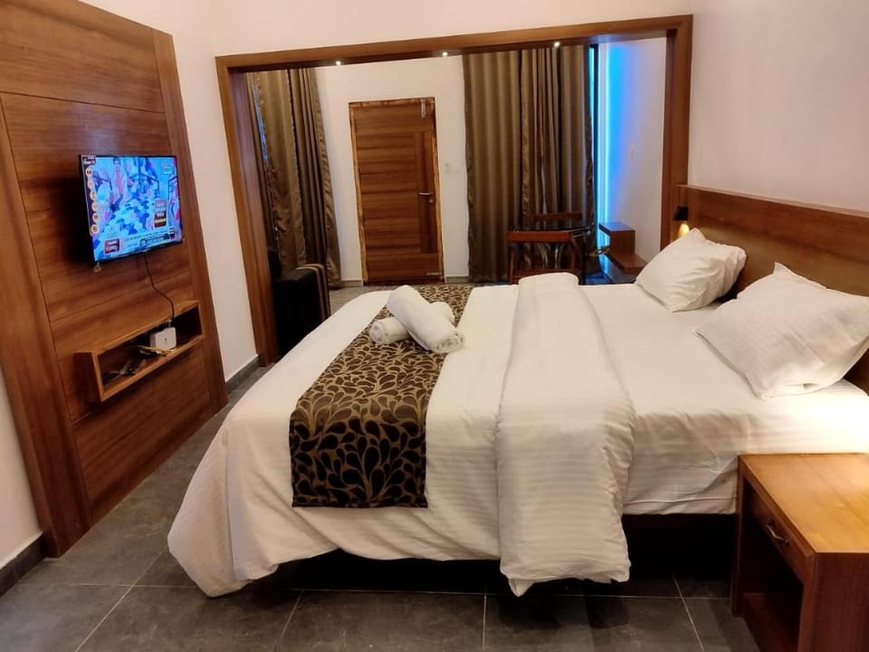 Communal lounge/ TV room, Bed, TV and multimedia, Photo of the whole room, Evening entertainment, Bedroom, wardrobe