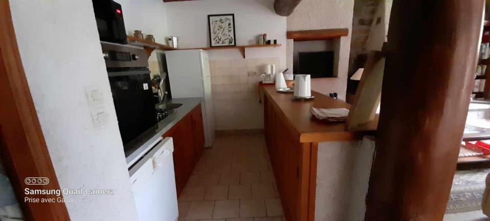 Kitchen or kitchenette, oven