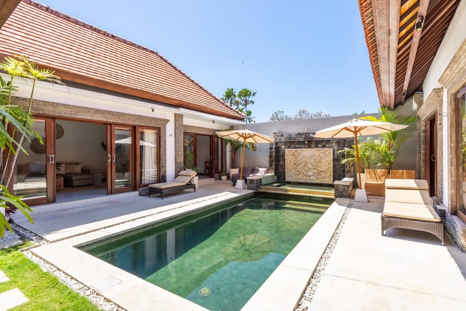 Property building, Day, Pool view, Swimming pool, Swimming pool, sunbed