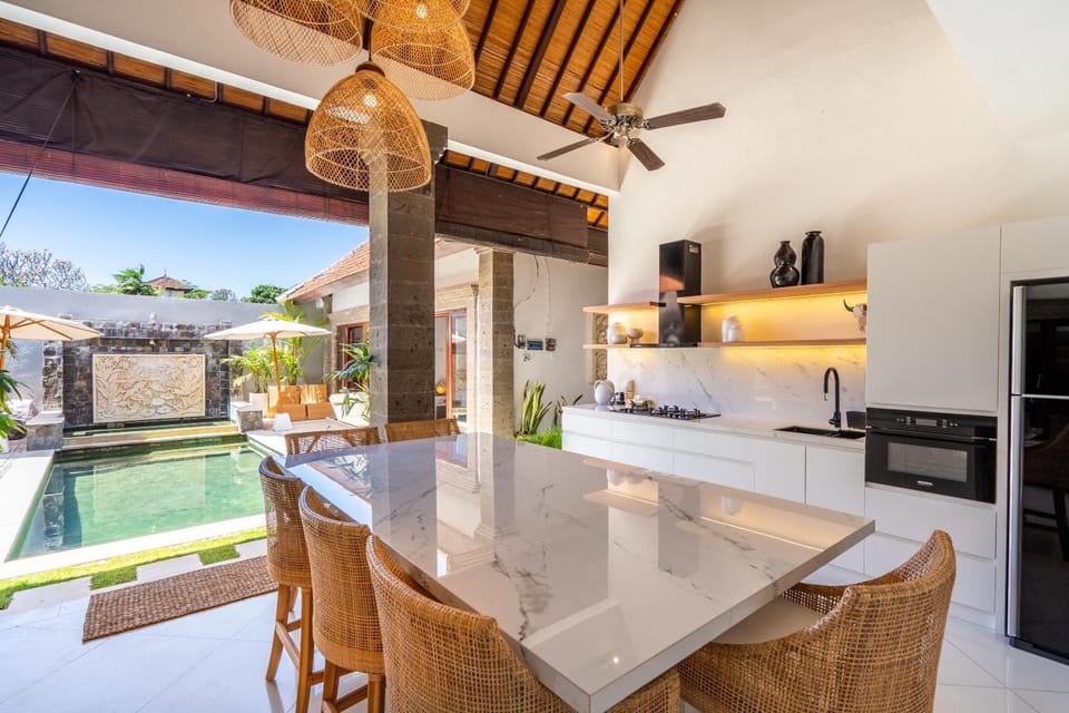 Kitchen or kitchenette, Dining area, Pool view, Swimming pool