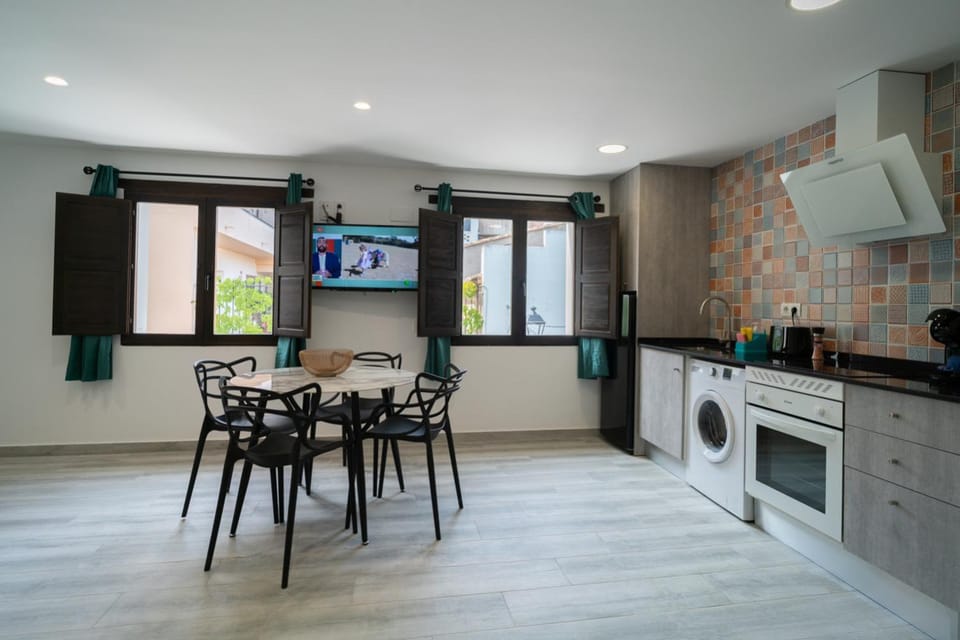 Kitchen or kitchenette, Dining area