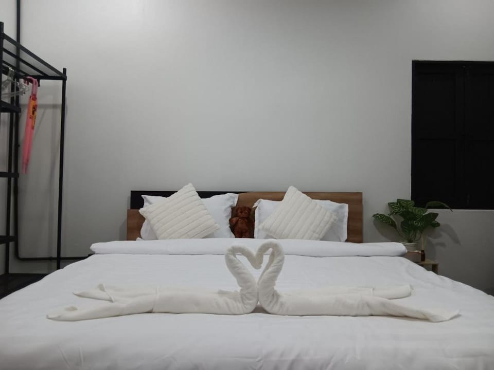 Bedroom, towels