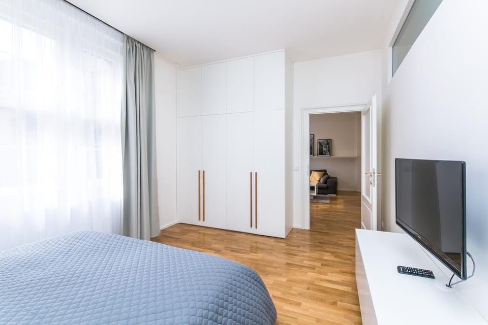 TV and multimedia, Photo of the whole room, Bedroom