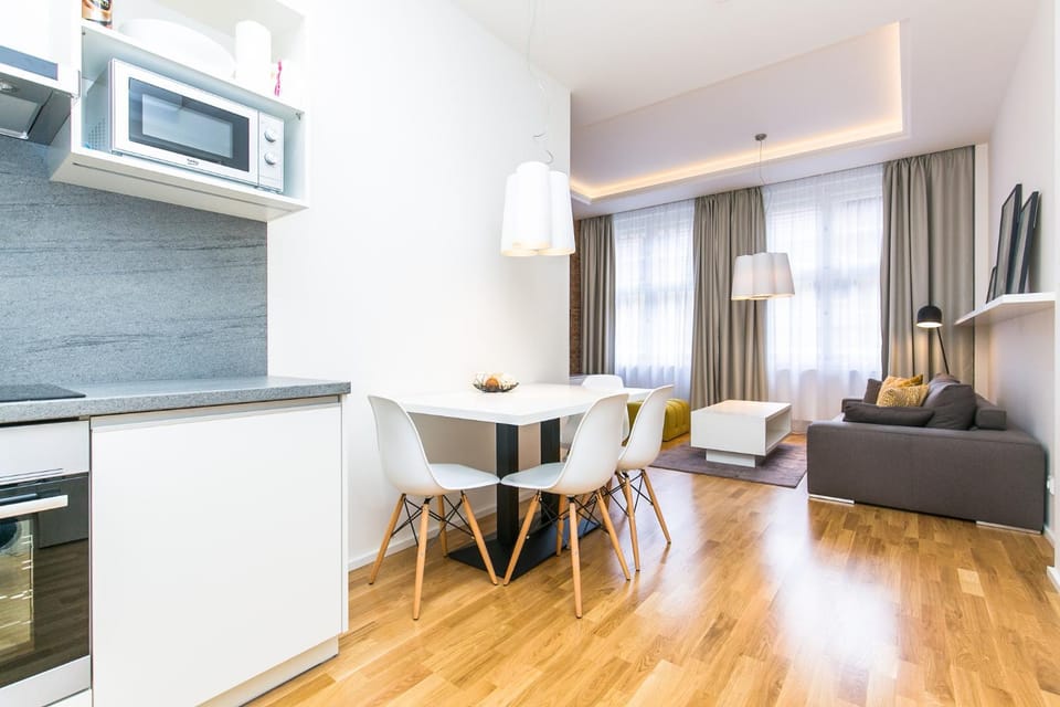 Kitchen or kitchenette, Living room, Seating area, Dining area
