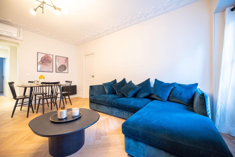 Living room, Lounge or bar, Seating area, Dining area