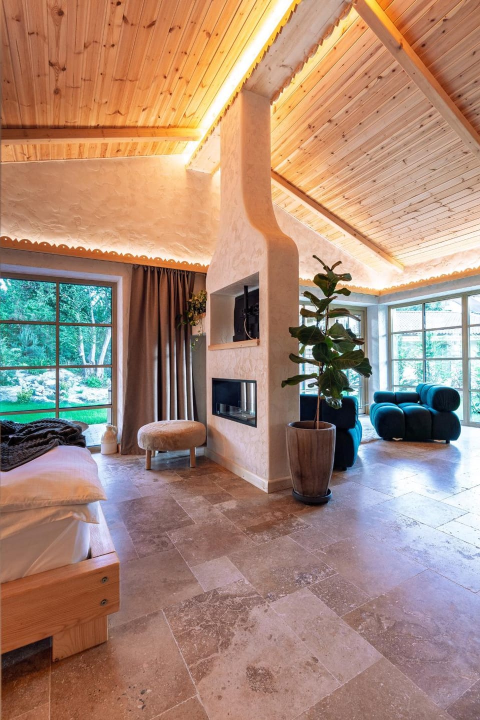 TV and multimedia, Living room, Photo of the whole room, Seating area, Bedroom
