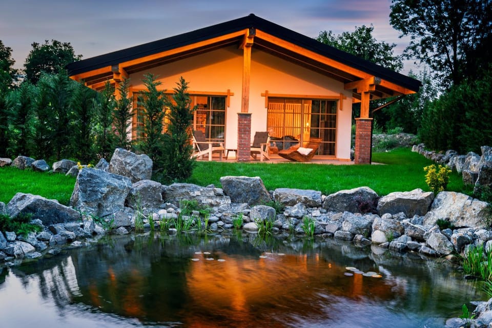 Property building, Day, Natural landscape, Garden, Garden view, Lake view, River view