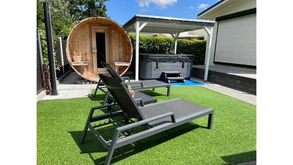 Chalet Buutengeweun, met luxe JACUZZI en TONSAUNA Chalet in Zeeland, Netherlands