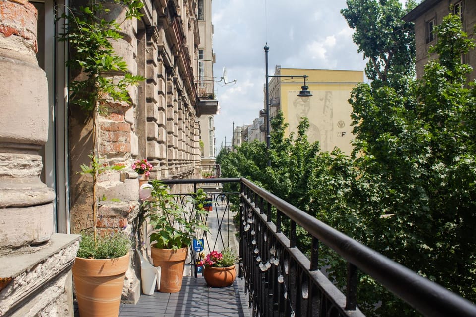 Balcony/Terrace, Street view