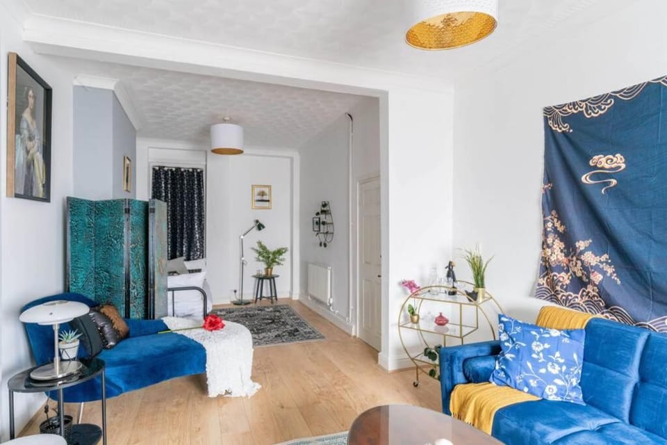 The Gatsby - Art Deco House For 13 House in Cardiff