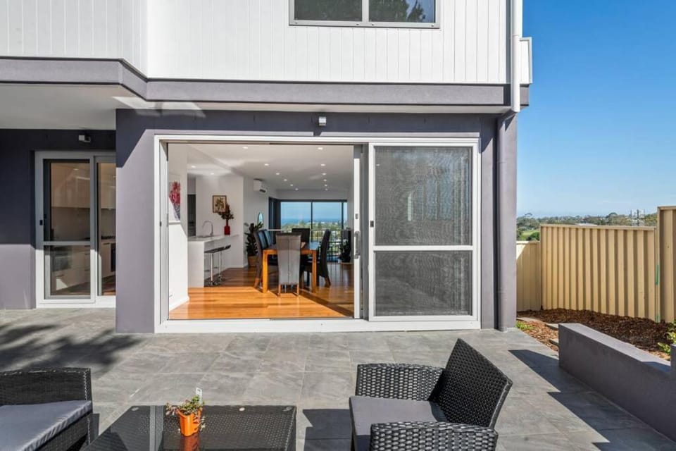 Brand new house, amazing views, walk to the beach! House in Kiama