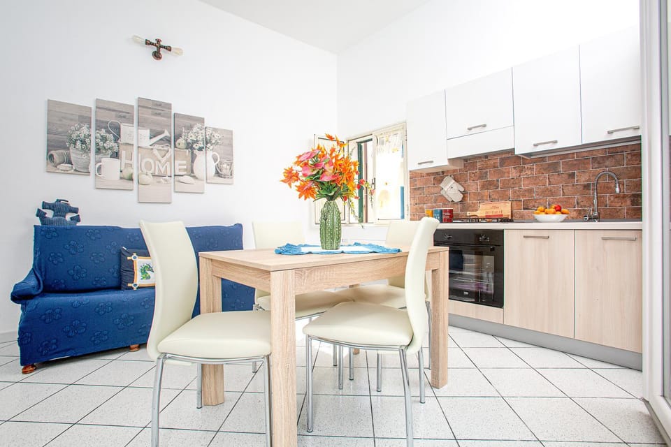 Kitchen or kitchenette, Living room, Seating area, Dining area