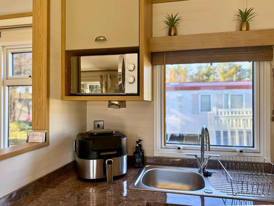 Kitchen or kitchenette, Living room, Seating area, Dining area, toaster