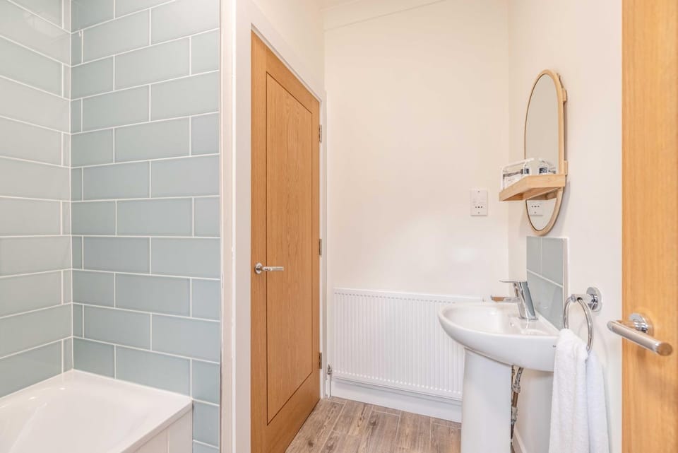 Stylish Apartment 5 min Walk to Castle - By Tempstay Apartment in Windsor