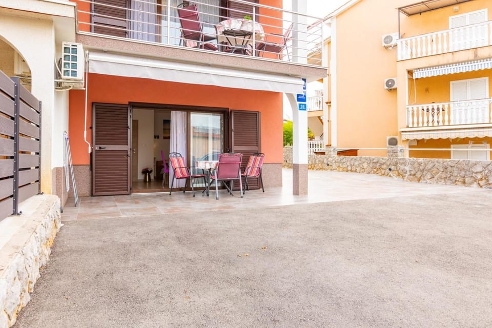 Property building, Seating area