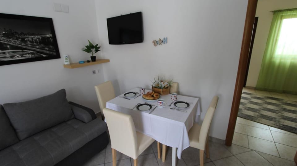 Balcony/Terrace, Dining area, air conditioner