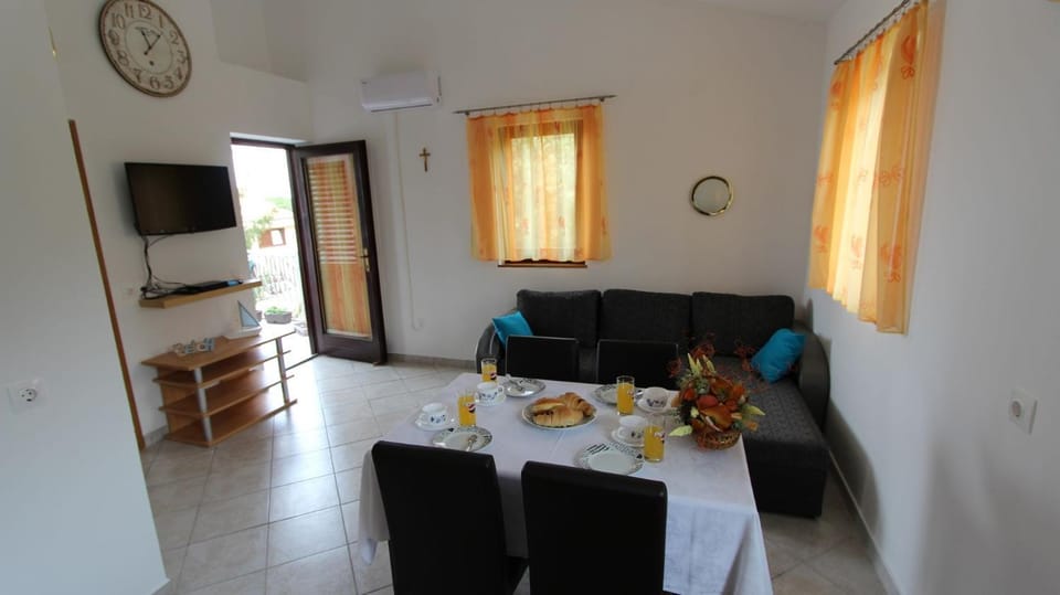 Balcony/Terrace, Kitchen or kitchenette, Dining area, air conditioner
