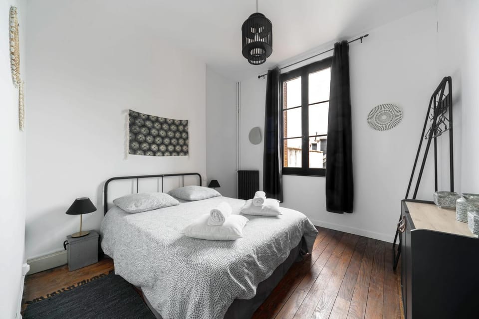 Photo of the whole room, Bedroom