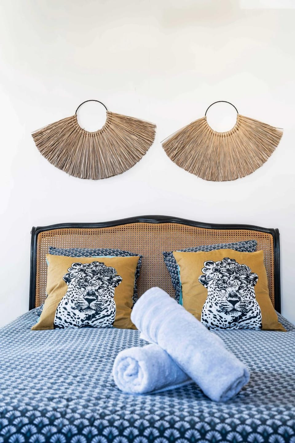 Bed, towels