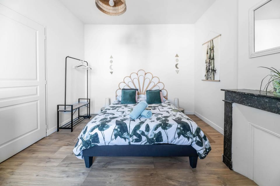 Bed, Photo of the whole room, Bedroom