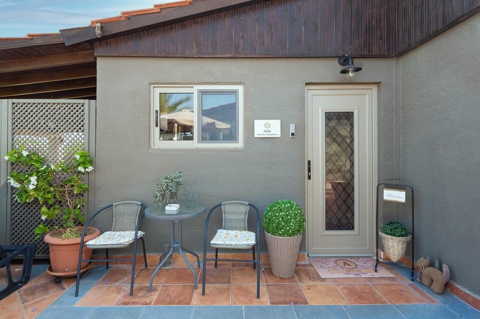 Property building, Patio, Facade/entrance, Day, Balcony/Terrace