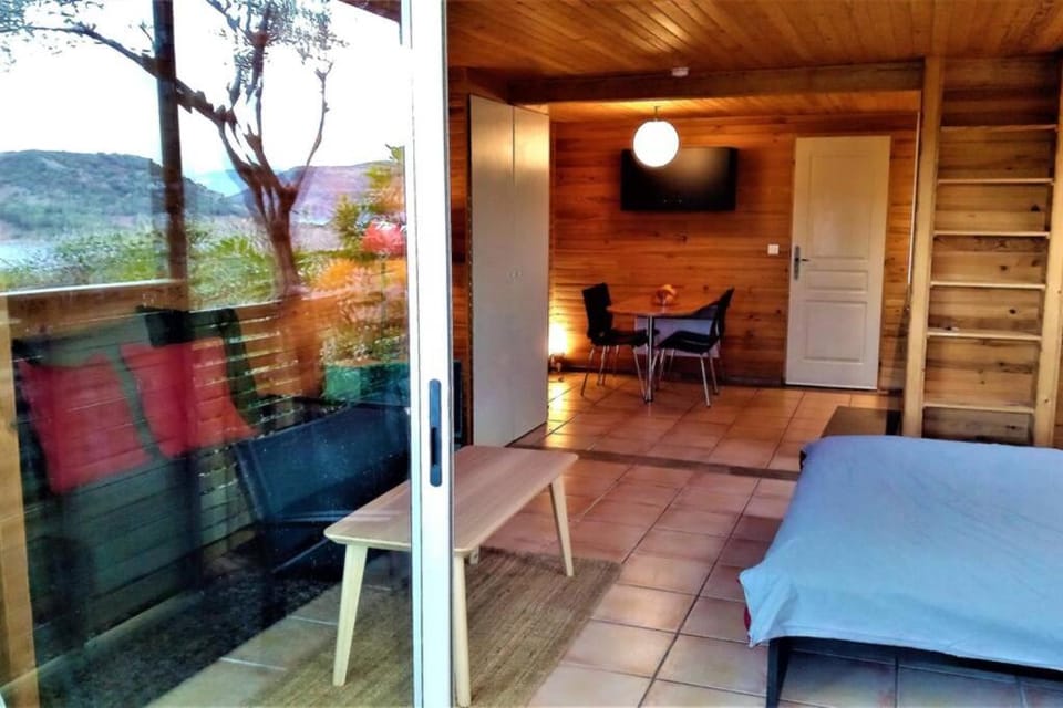 Studio 32m2 - dans propriété avec vue imprenable sur le Lac du Salagou Apartment in Occitanie