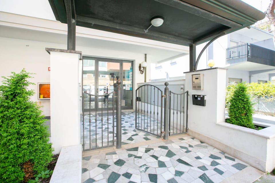 Patio, Facade/entrance