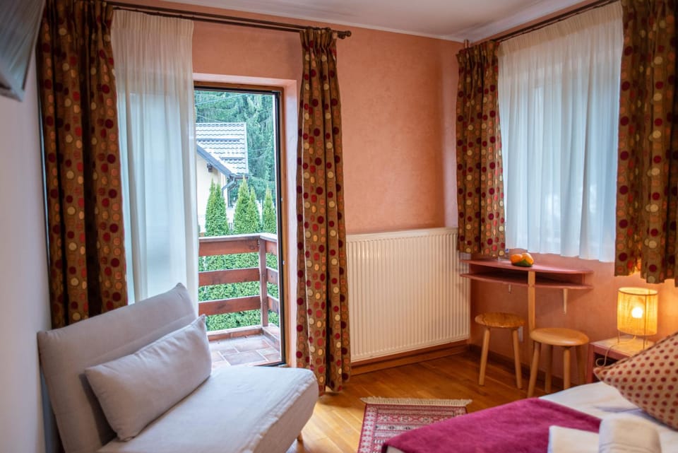 Bed, Balcony/Terrace, Dining area, Garden view