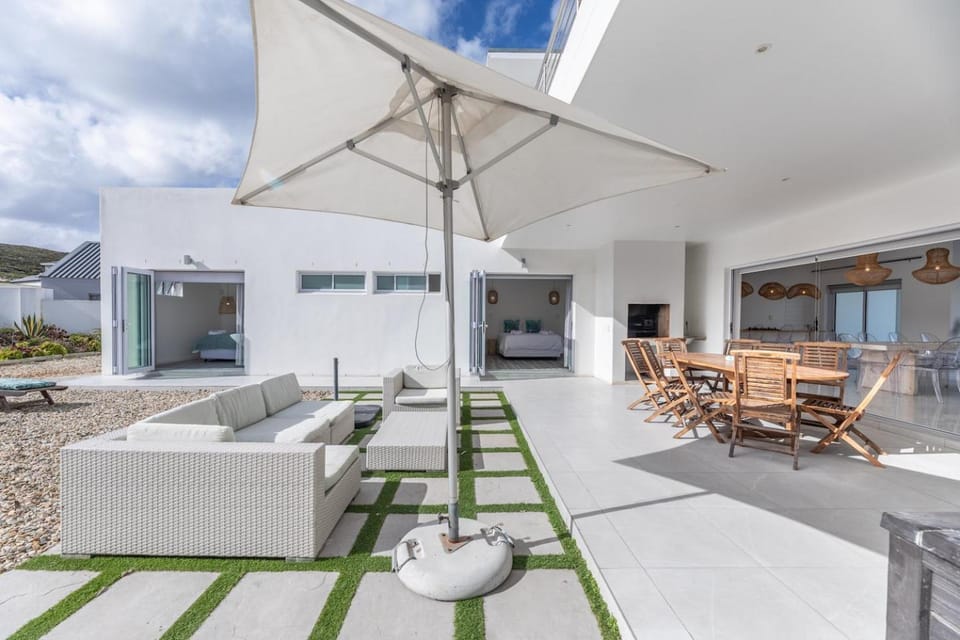 Property building, Balcony/Terrace, Seating area