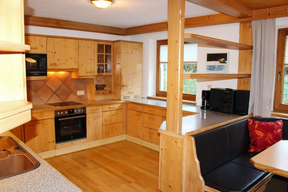 Kitchen or kitchenette, dishwasher, stove