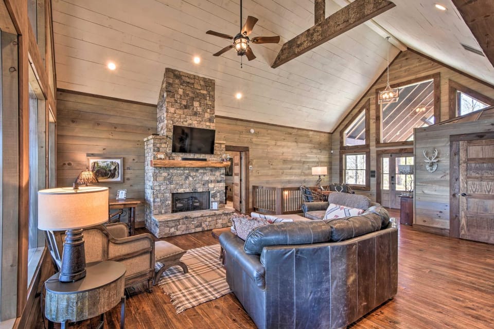 Luxurious Mountain Getaway w/ Game Room + Hot Tub! House in Georgia