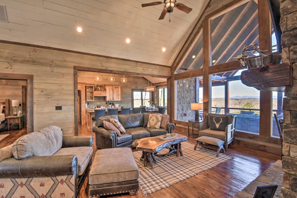 Luxurious Mountain Getaway w/ Game Room + Hot Tub! House in Georgia