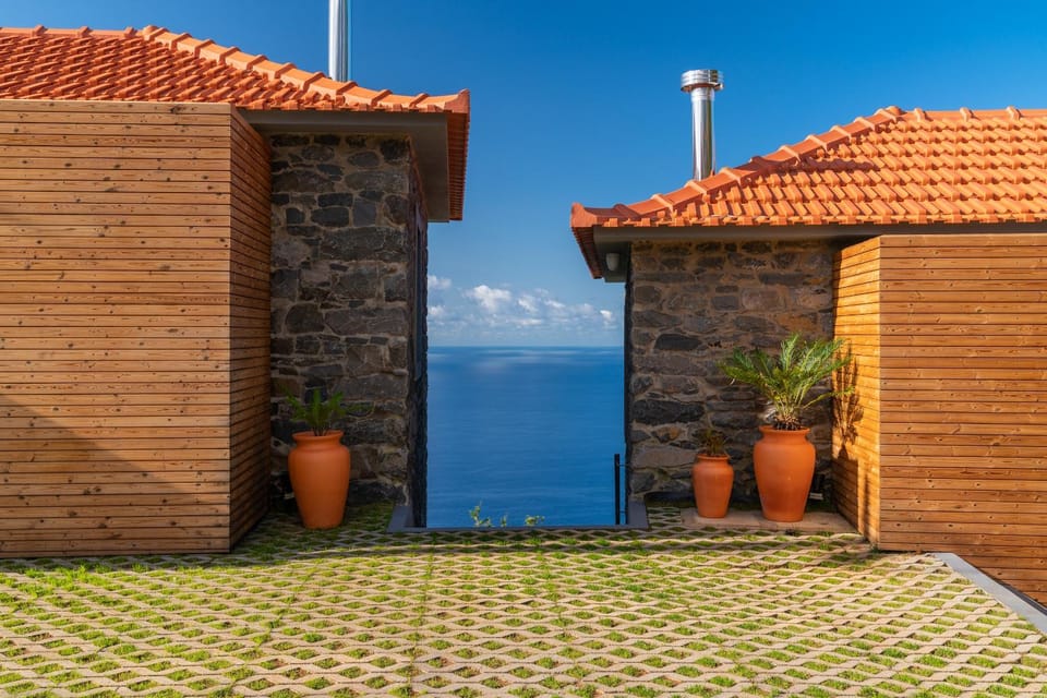 Facade/entrance, Sea view