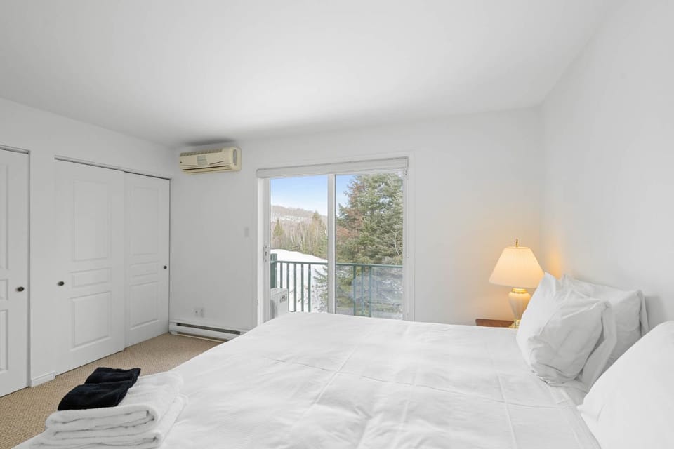 Bed, Bedroom, towels, air conditioner