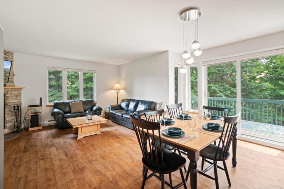View (from property/room), Balcony/Terrace, Living room, Seating area, Dining area