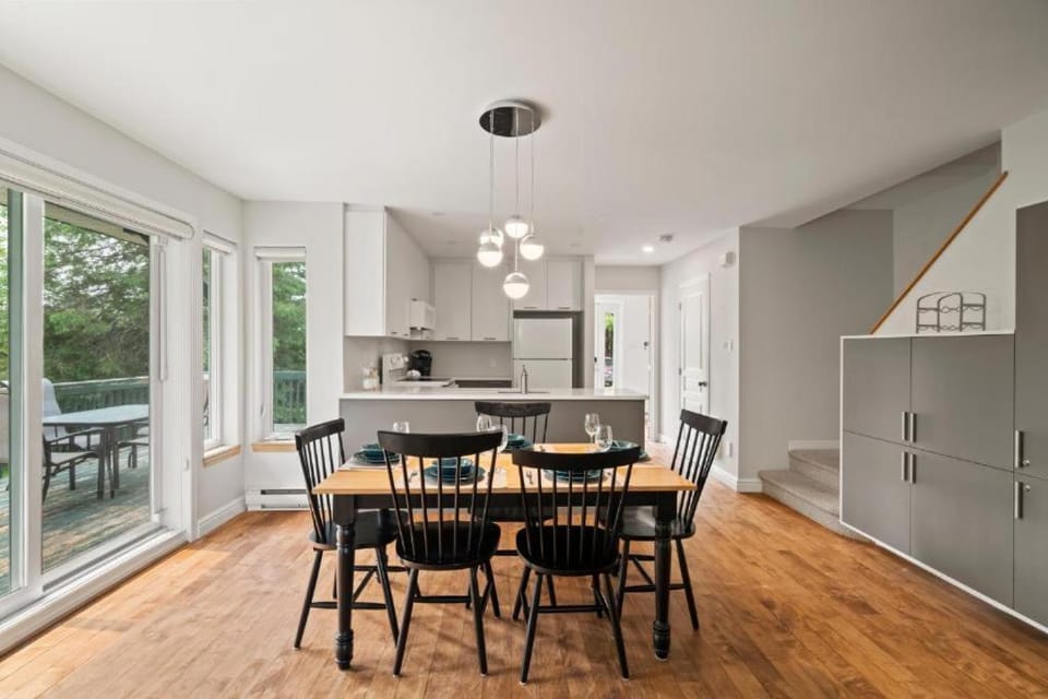 Kitchen or kitchenette, Living room, Seating area, Dining area