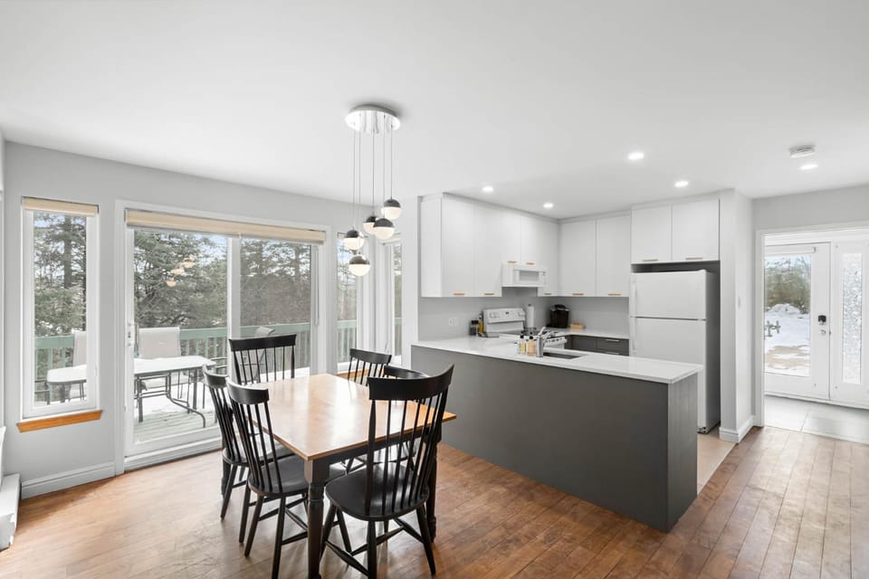 Kitchen or kitchenette, Dining area, microwave, oven, stove