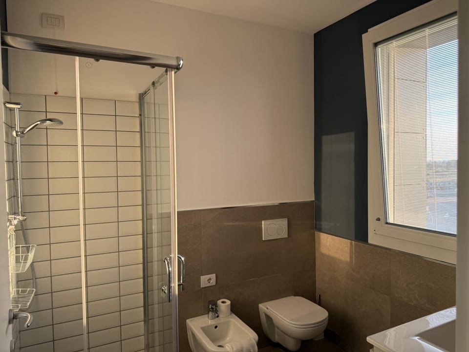 Shower, Toilet, Bathroom, bidet, towels
