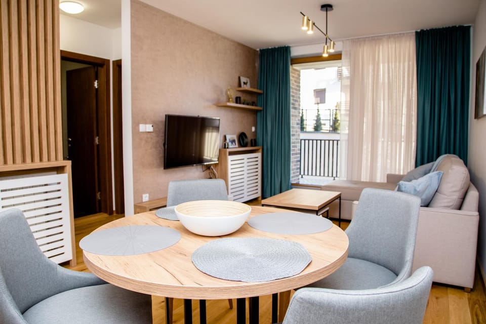 TV and multimedia, Living room, Seating area, Dining area