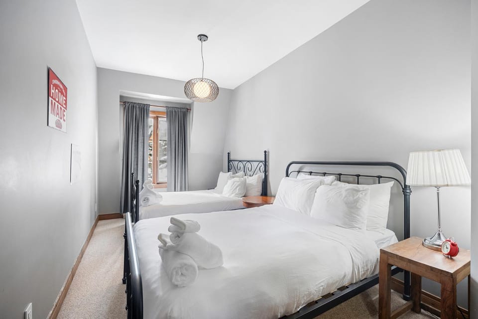 Bed, towels