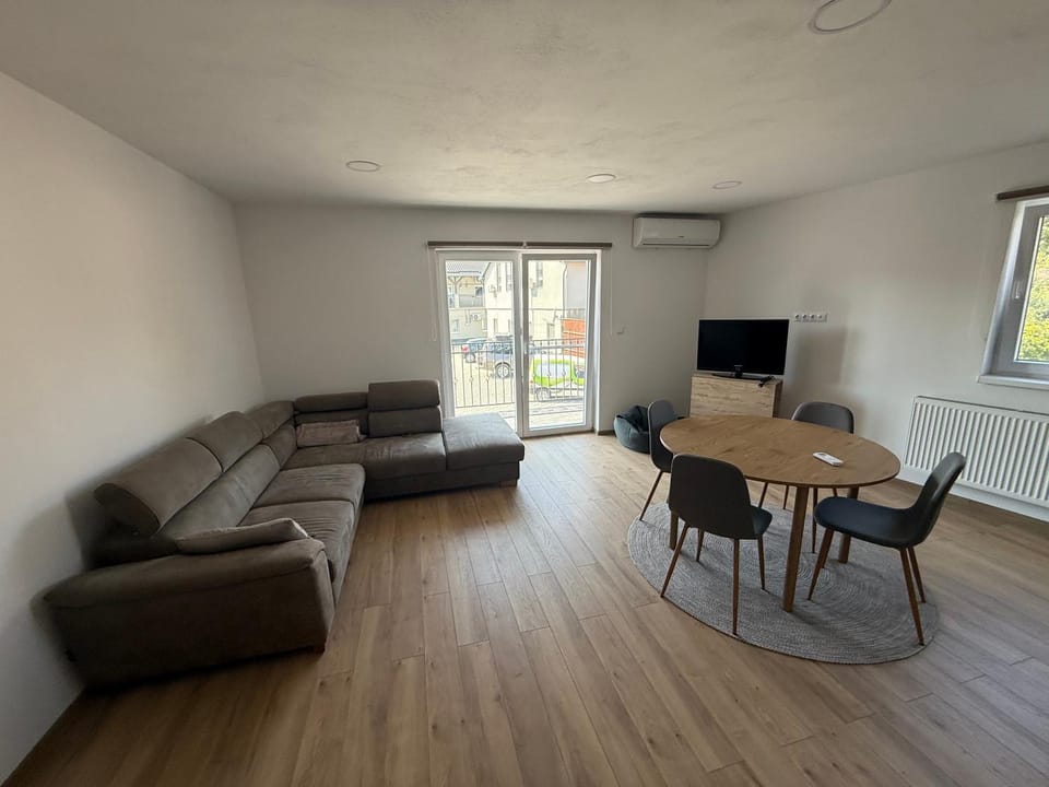 Bee apartman Apartment in Romania