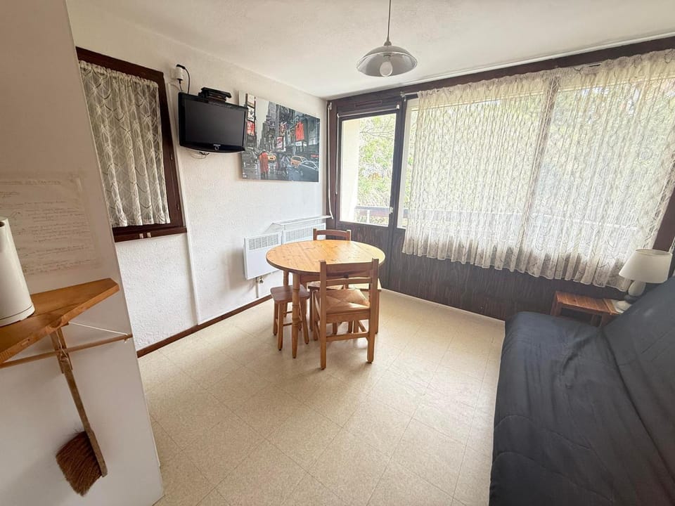 Studio cabine confortable avec balcon et animaux admis - FR-1-557-108 Cabin in Auvergne-Rhône-Alpes