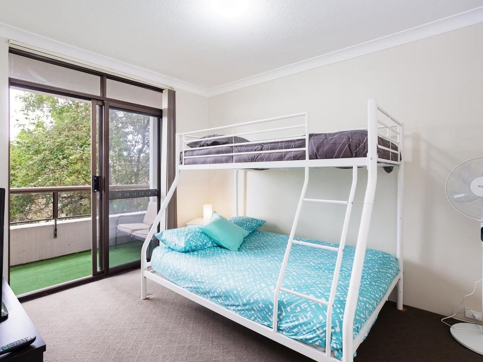 Bedroom, bunk bed