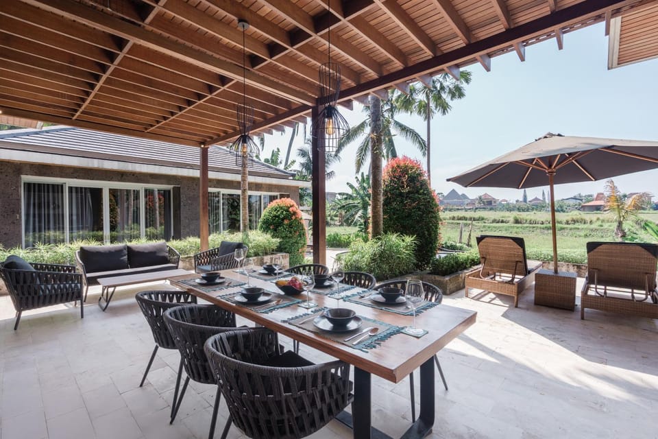 Patio, Day, Dining area