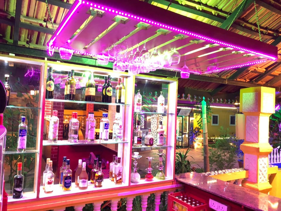 Restaurant/places to eat, Lounge or bar
