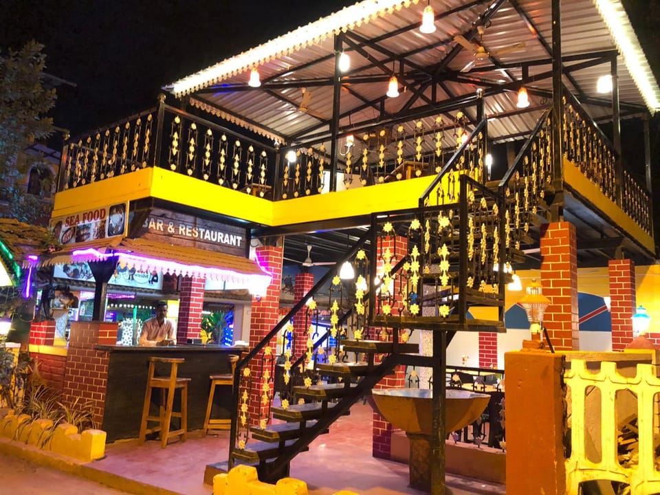 Restaurant/places to eat, Lounge or bar