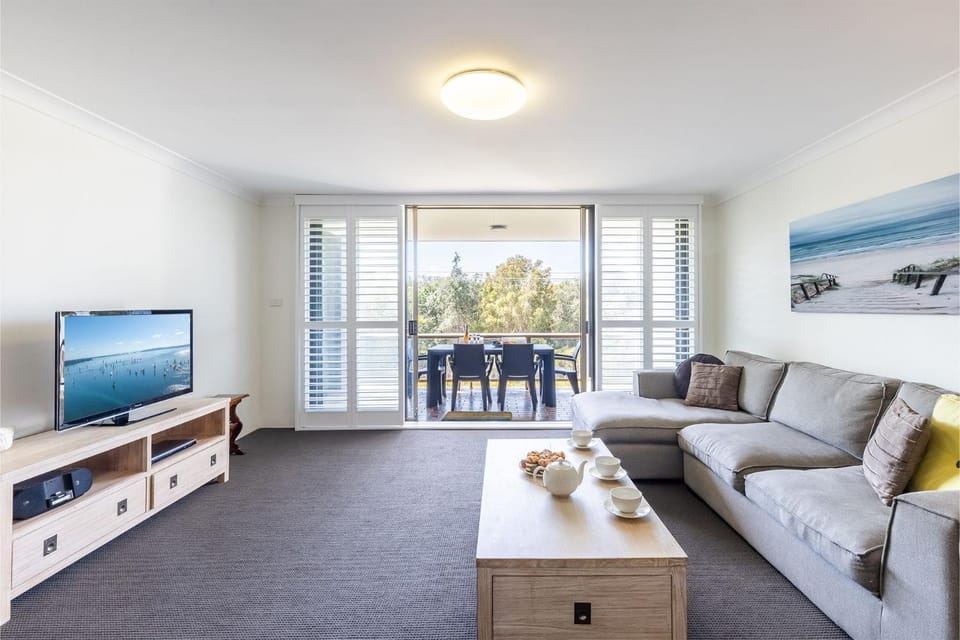 The Dunes15 fabulous unit with pool tennis court and across the road to the beach Apartment in Fingal Bay
