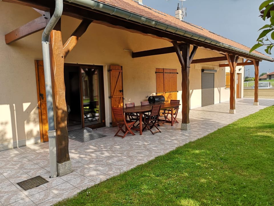 LE LOGIS DU DER House in Giffaumont-Champaubert